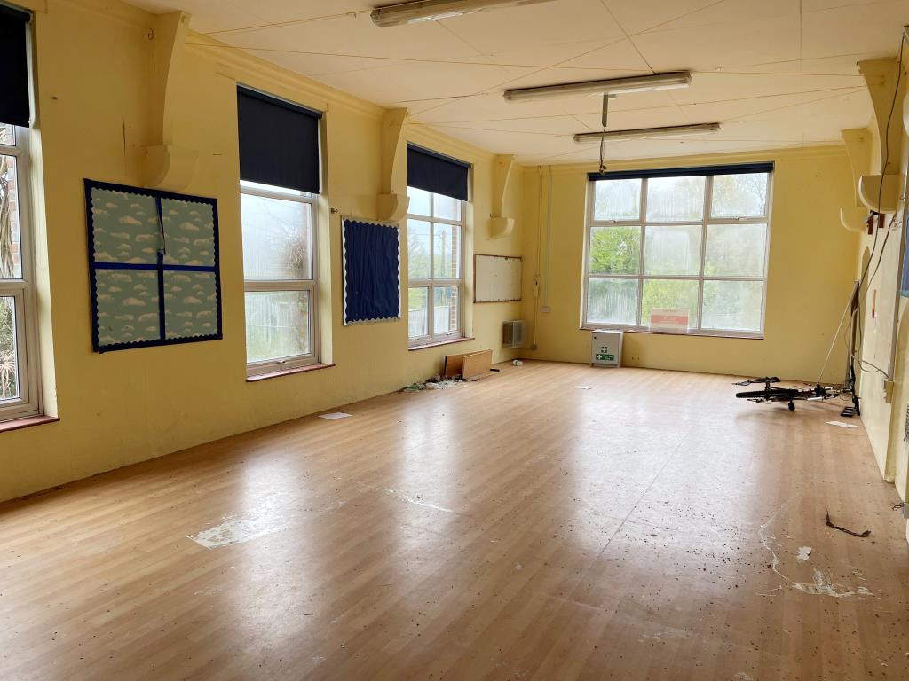 Lot: 91 - FORMER PRIMARY SCHOOL AND LAND WITH POTENTIAL - View of main hall